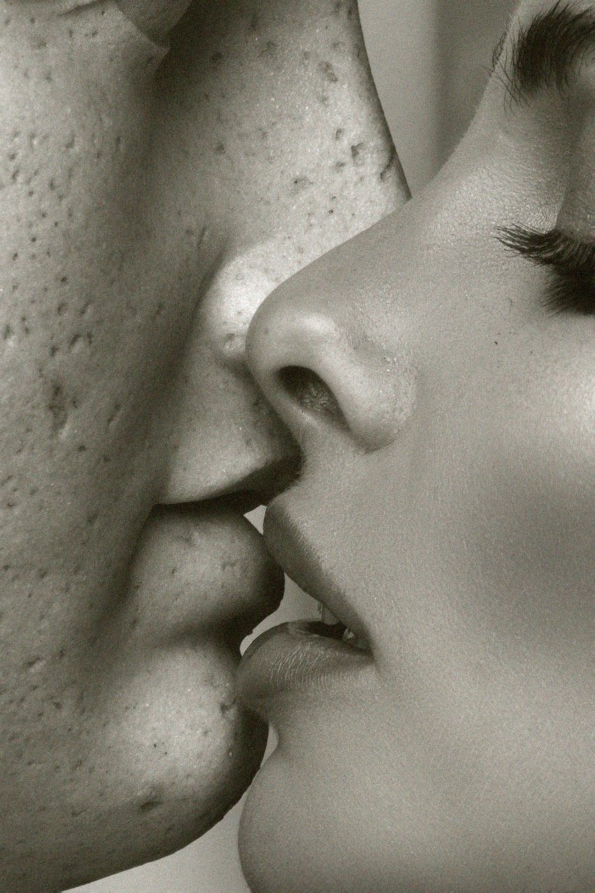 Monumental Kiss, artwork by Ton Gomes